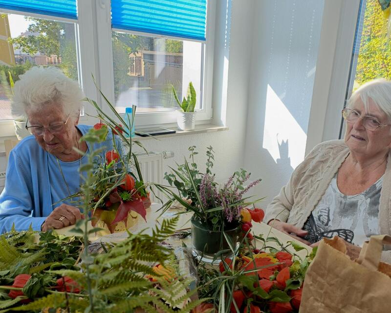 brambor pflegedienstleistungen waldheim betreutes wohnen senioren basteln Herbstdekoration