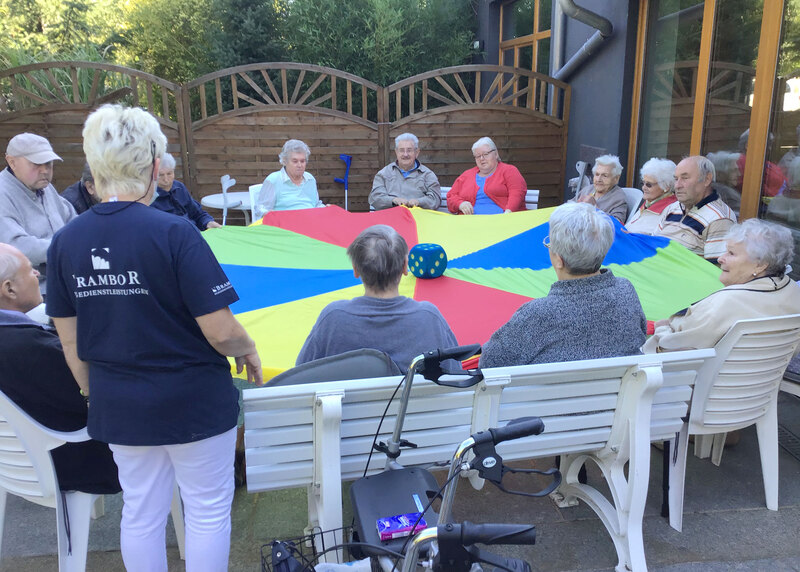 Brambor Pflegedienstleistungen Tagespflege zur Sonne Aktivierung Senioren mit Schwungtuch Doebeln