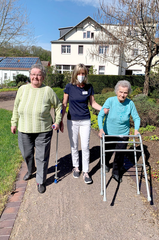 Brambor Pflegedienst Tagespflege Klienten Mitarbeiter Spaziergang Park Rosswein