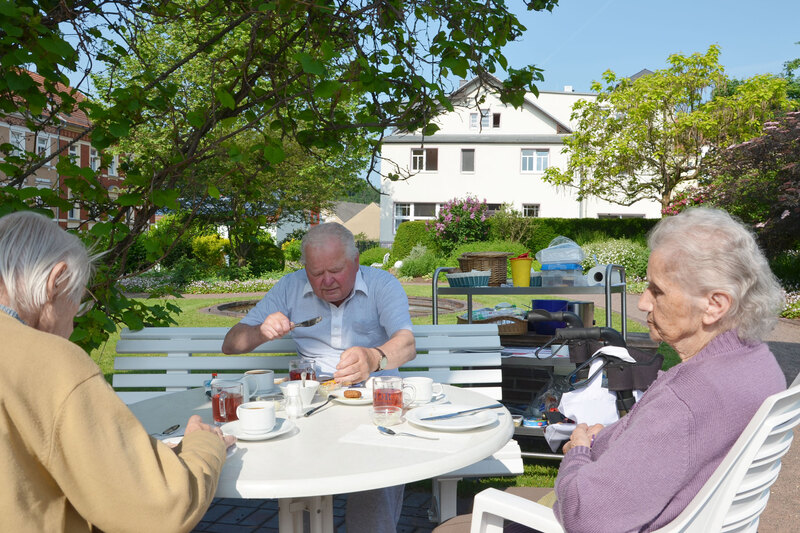 Brambor Pflegedienstleistungen Rosswein klienten tagespflege fruehstueck in park