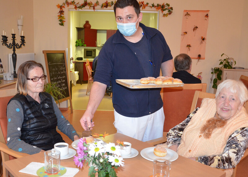 Brambor Pflegedienst Mitarbeiter Klienten Danke Aktion Engagement Tagespflege Pfannkuchen Senioren