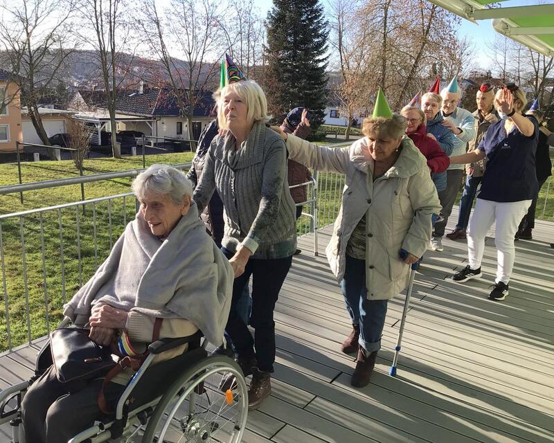 brambor pflegedienst silvester tagespflege sonnenterrassen döbeln klienten brambor tanzende Senioren