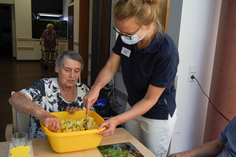 brambor pflegedienst tagespflege zur sonne klienten gäaste mitarbeiter gemeinsame Mahlzeiten zubereiten