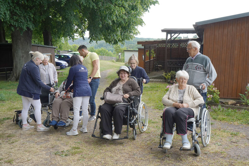 brambor pflegedienst betreutes wohnen waldheim klienten ausflug spazieren senioren