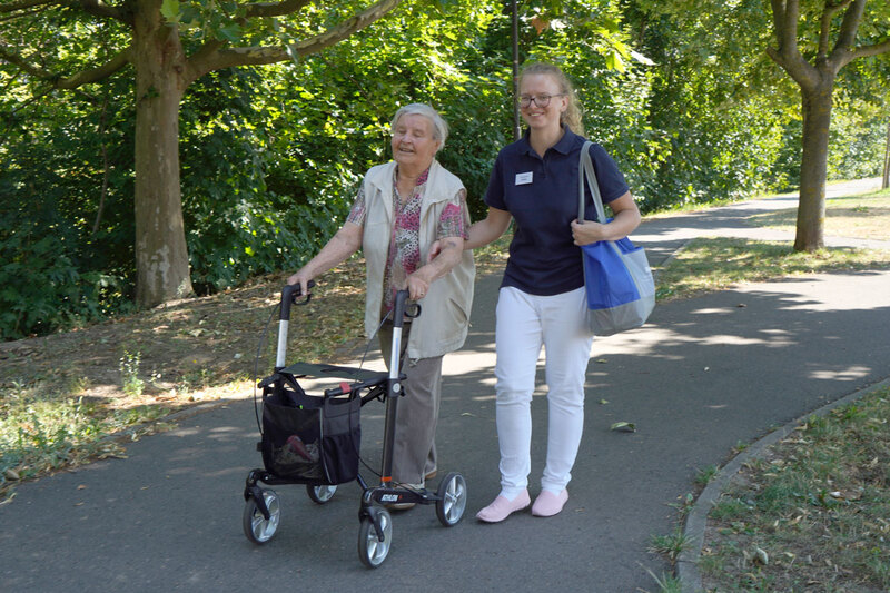 Brambor pflegedienst entlastungsleistungen klienten mitarbeiter spaziergang altenpflege doebeln