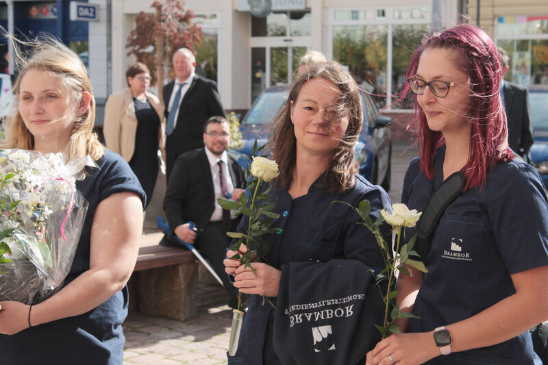 brambor pflegedienstleistungen mitarbeiter heirat 2021 doebeln mitarbeiter gratulieren rose