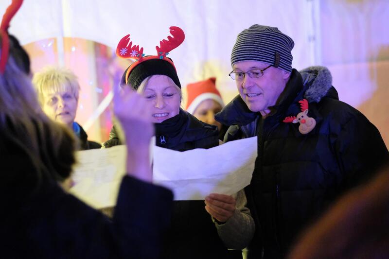 brambor pflegedienstleistungen mitarbeiter weihnachtsfeier ossig gemeinsames singen brambor lied