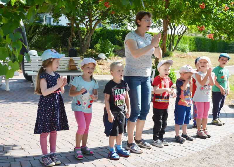 Brambor Pflegedienst Tagespflege Programm Kinder Musik Tanz Projekt Klienten Rosswein