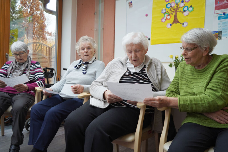 brambor pflegedienstleistungen tagespflege doebeln musik seniorinnen klienten 
