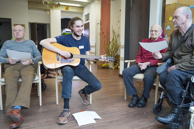 brambor pflegedienstleistungen tagespflege doebeln musik senioren klienten 