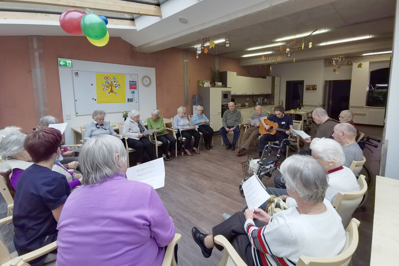 brambor pflegedienstleistungen tagespflege doebeln musik senioren klienten sitzkreis