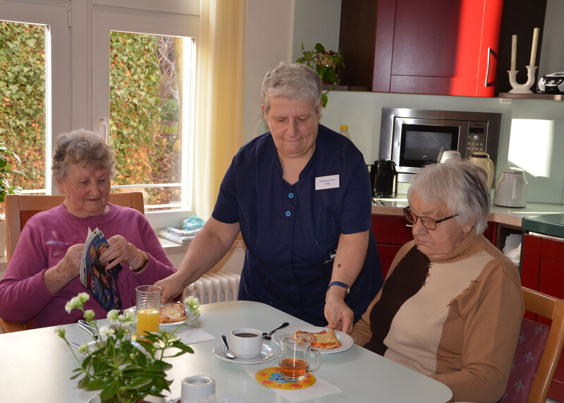 Tagespflege Brambor Pflegedienstleistungen Rosswein- Klienten gemeinsame Mahlzeitten