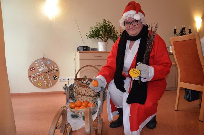 brambor pflegedienstleistungen tagespflege rosswein weihnachten 2022 mitarbeiter weihnachtsfrau weihnachtsmann