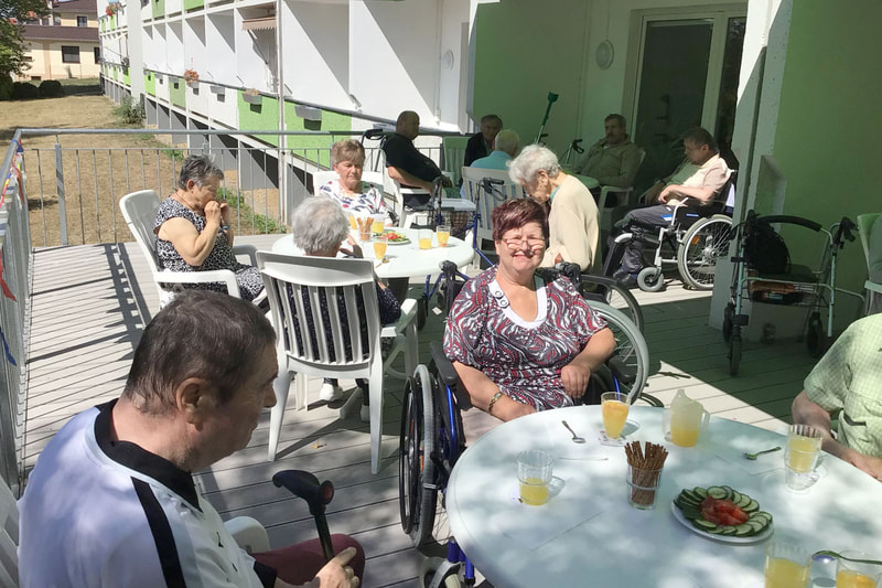 Brambor pflegedienst tagespflege sonnenterrassen klienten sommer  senioren auf terrasse