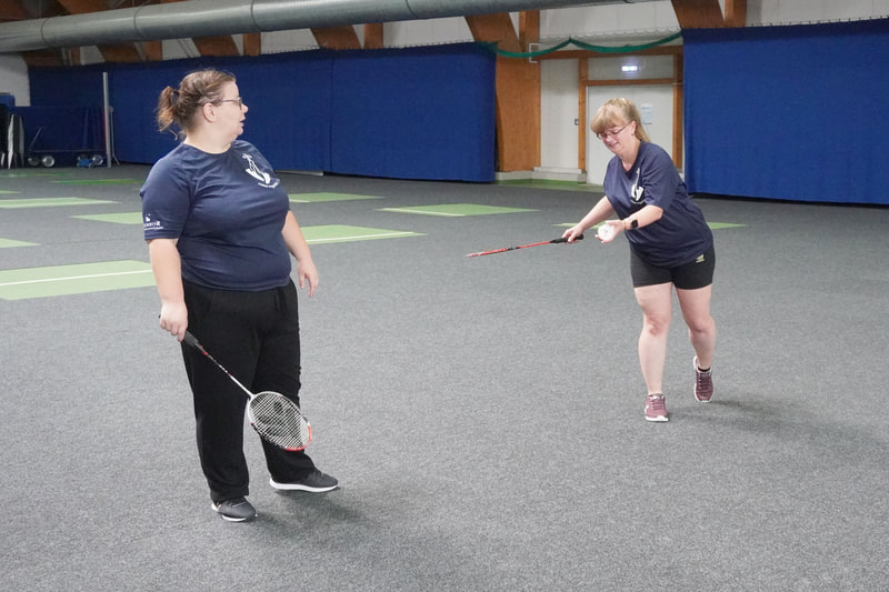 Brambor Pflegedienst Teamevent mitarbeiter sport aktiv welwel badminton duell