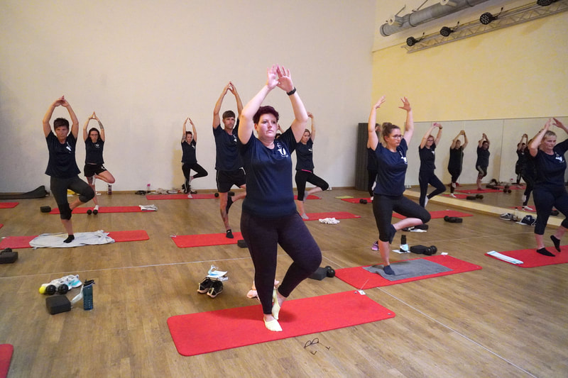 Brambor Pflegedienst Teamevent mitarbeiter sport aktiv welwel yoga übung