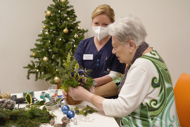 Brambor Pflegedienstleistungen kurzzeitpflege weihnachten mitarbeiter pflegeteam klienten basteln