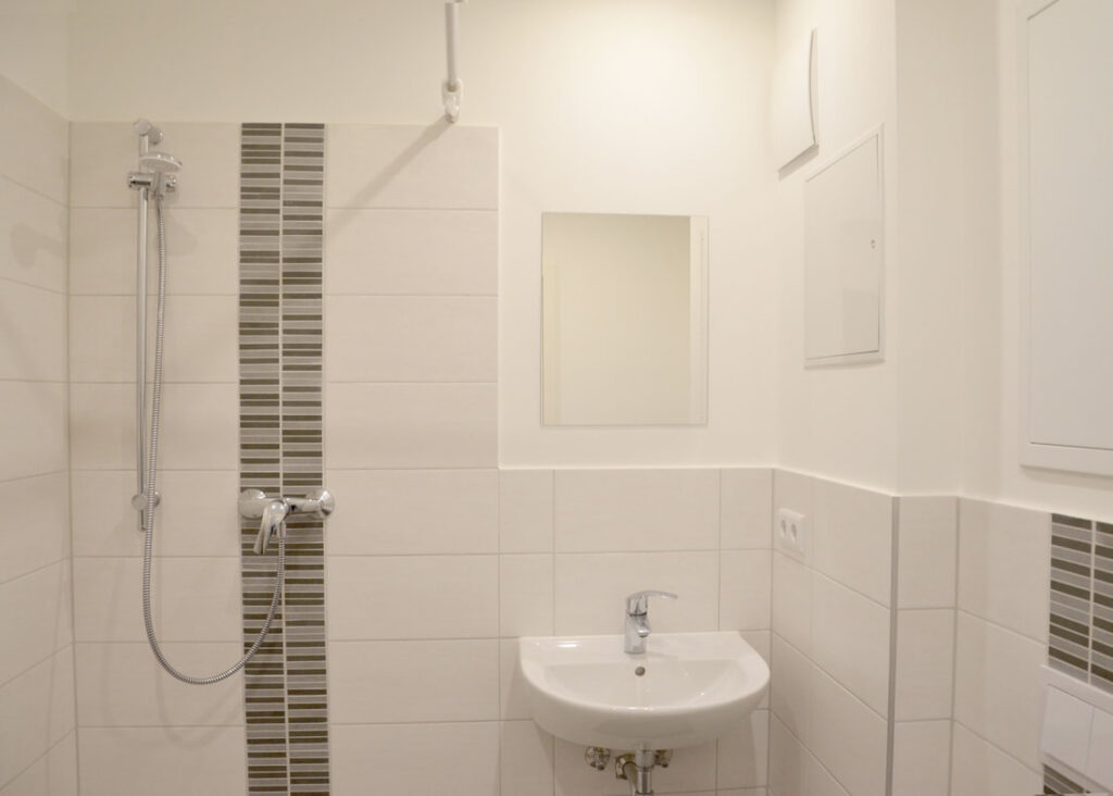 Barrierefreies Bad mit ebenerdiger Dusche und Waschbecken