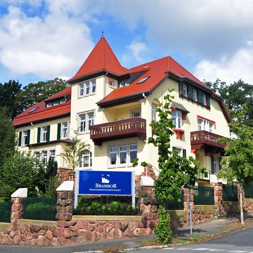 Villa Brambor in Döbeln: Gründerzeitvilla mit roten Dächern, Türmchen und Brambor-Schild