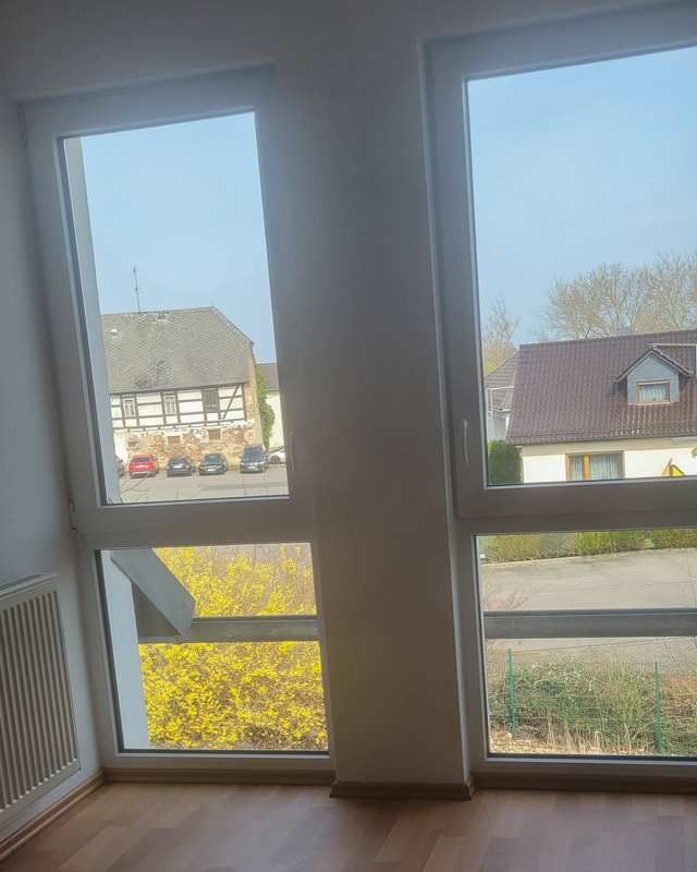 Große Balkontür in einer Wohnung mit Blick auf die Nachbarhäuser von Ostrau