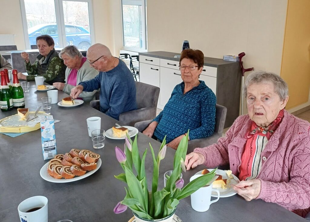 Mieterinnen und Mieter in Ostrau beim gemeinsamen Kaffeetrinken mit Kuchen