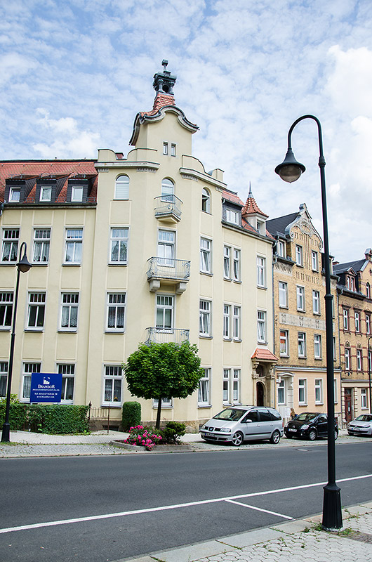 Staupitzhaus in Waldheim: helles Gründerzeithaus mit Türmchen an einer Straße mit Laterne