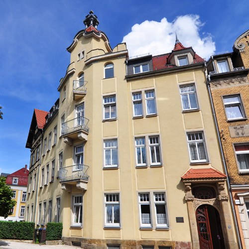 Staupitzhaus in Waldheim, gelbes Gründerzeithaus mit Erkern