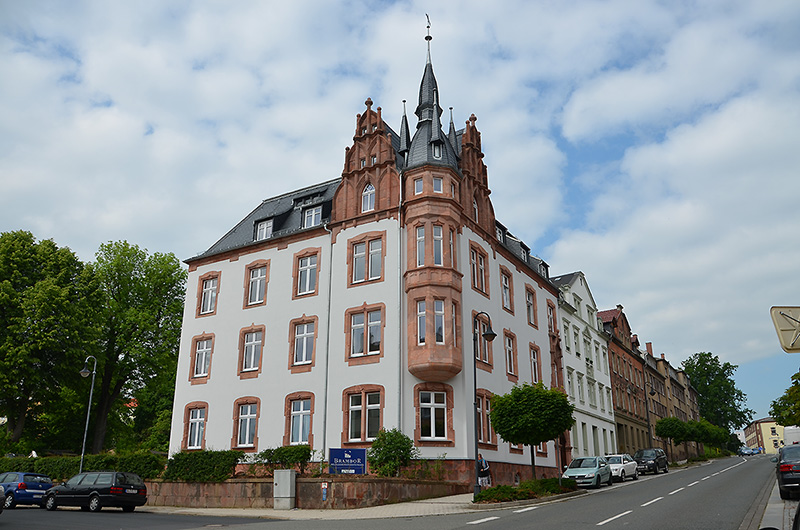 Haus „Zum Türmchen“ in Waldheim: rotes Backsteingebäude mit Spitzturm an der Straßenecke