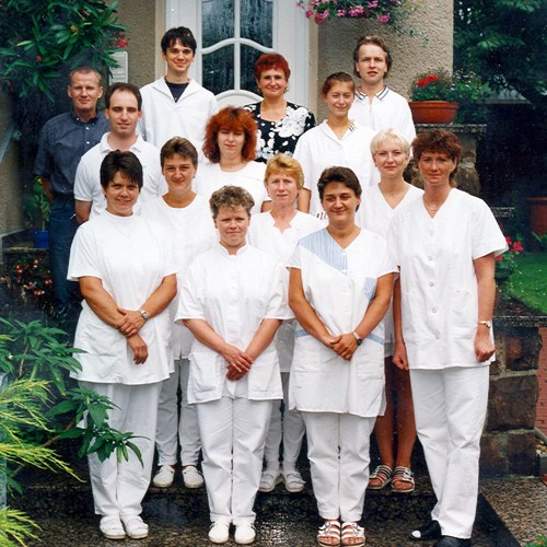 Gruppenfoto des Brambor-Teams 1998 in weißer Dienstkleidung vor einem Haus