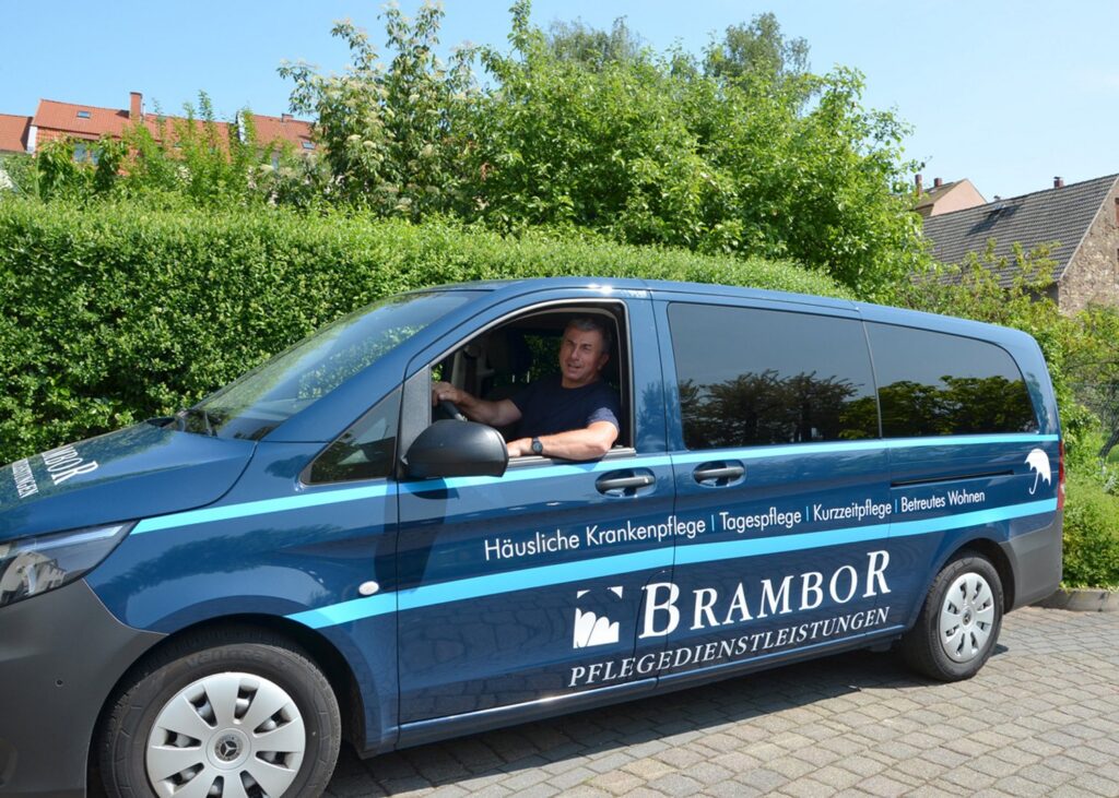 Fahrer im blauen Brambor-Kleinbus der Tagespflege