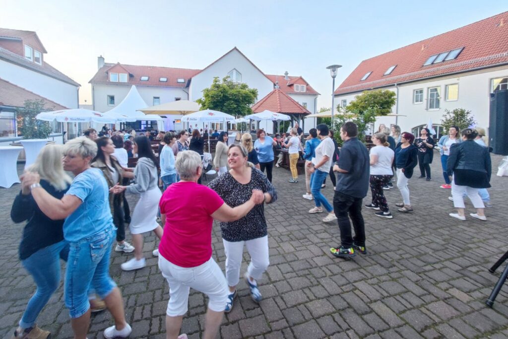 Bramborianer tanzen bei einem Sommerfest im Hof