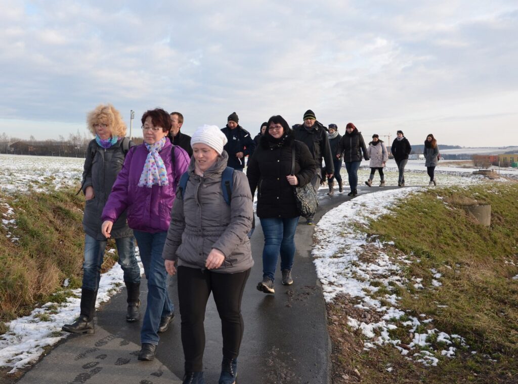 Gruppe von Bramborianern bei einer Winterwanderung am Fluss
