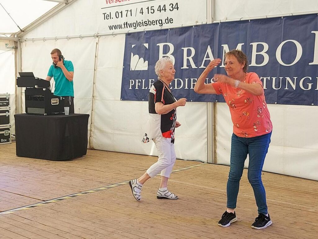 Foto zum Beitrag „Sommerfest im Roßweiner Stadion“: sommerfest rsv klienten tanzen
