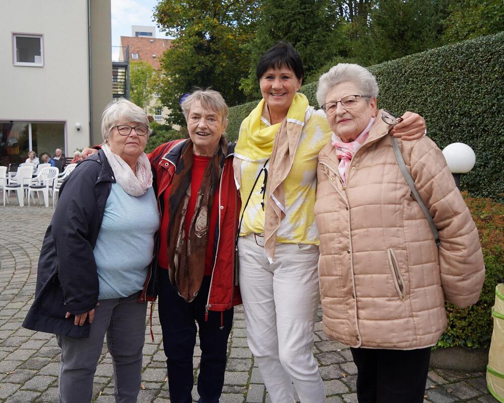 Foto zum Beitrag „Roßweiner Spielmannszug bereitet Senioren eine Freude“: Roßwein musiknachmittag besuch im rüderpark