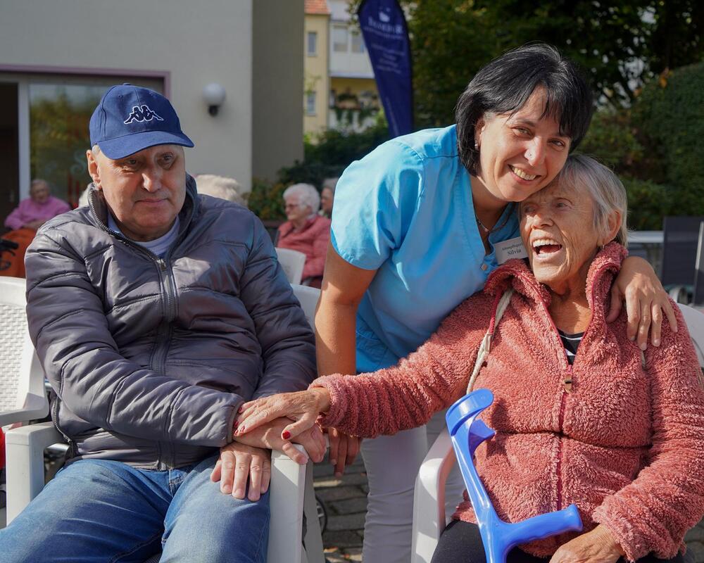 Foto zum Beitrag „Roßweiner Spielmannszug bereitet Senioren eine Freude“: Roßwein musiknachmittag mitarbeiter klienten