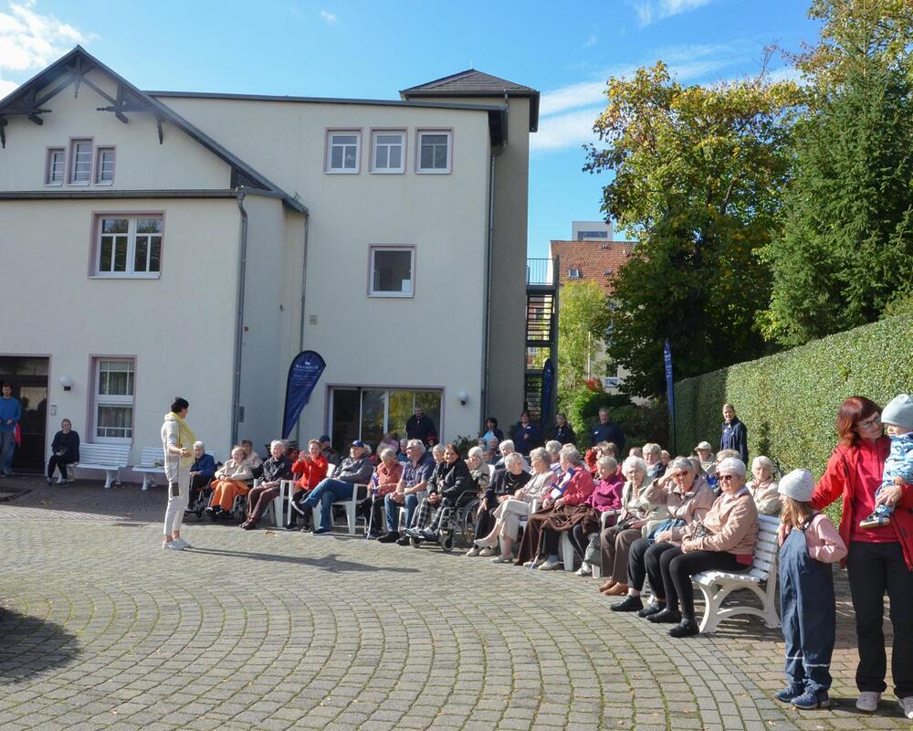 Foto zum Beitrag „Roßweiner Spielmannszug bereitet Senioren eine Freude“: Roßwein klienten musiknachmittag zuschauer