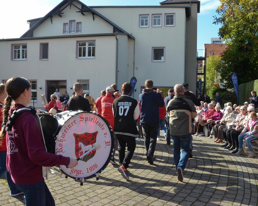 Foto zum Beitrag „Roßweiner Spielmannszug bereitet Senioren eine Freude“: Roßwein klienten musiknachmittag spielleute