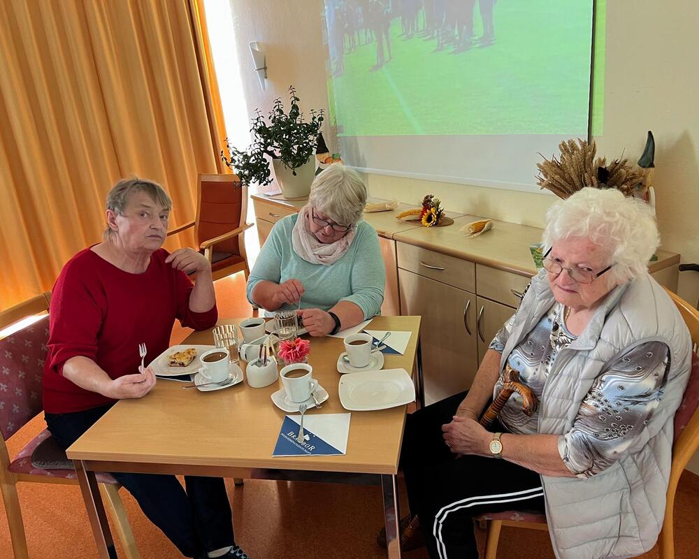 Foto zum Beitrag „Roßweiner Spielmannszug bereitet Senioren eine Freude“: Roßwein musiknachmittag gesellschaft