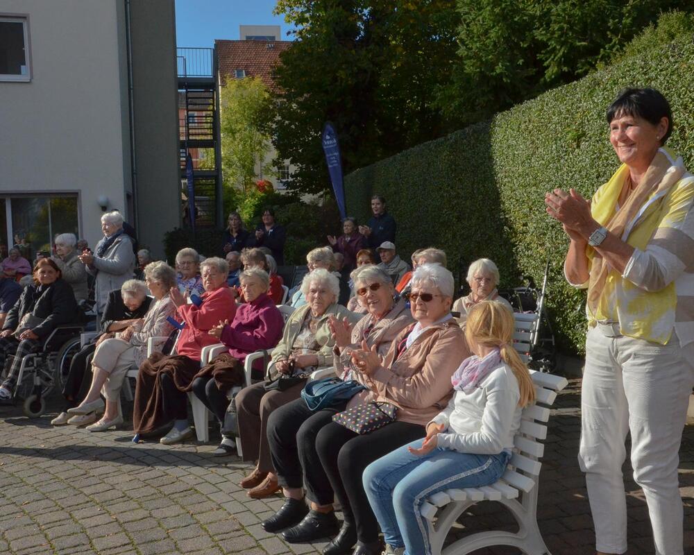 Foto zum Beitrag „Roßweiner Spielmannszug bereitet Senioren eine Freude“: Roßwein klienten musiknachmittag gäste