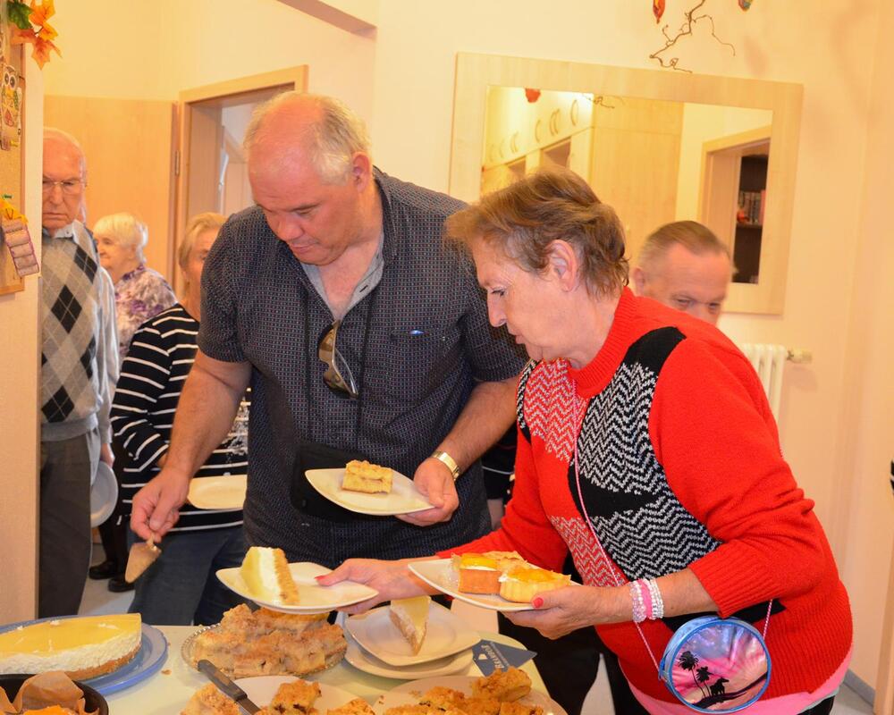 Foto zum Beitrag „Roßweiner Spielmannszug bereitet Senioren eine Freude“: Roßwein musiknachmittag klienten kuchen buffet