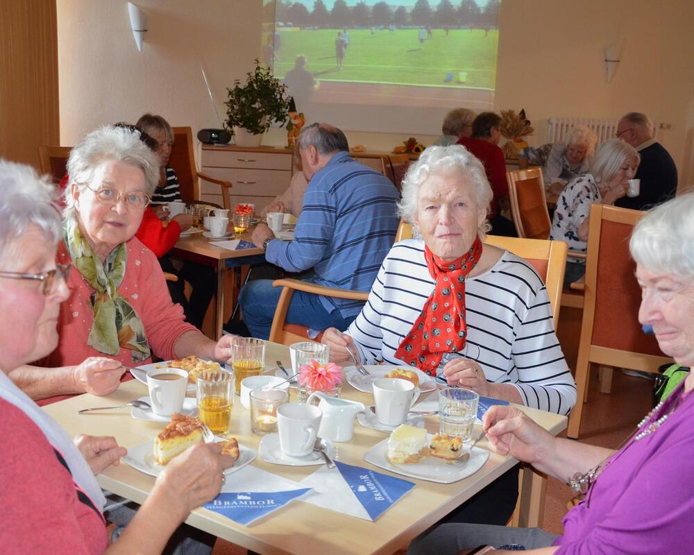 Foto zum Beitrag „Roßweiner Spielmannszug bereitet Senioren eine Freude“: Roßwein musiknachmittag senioren kaffee