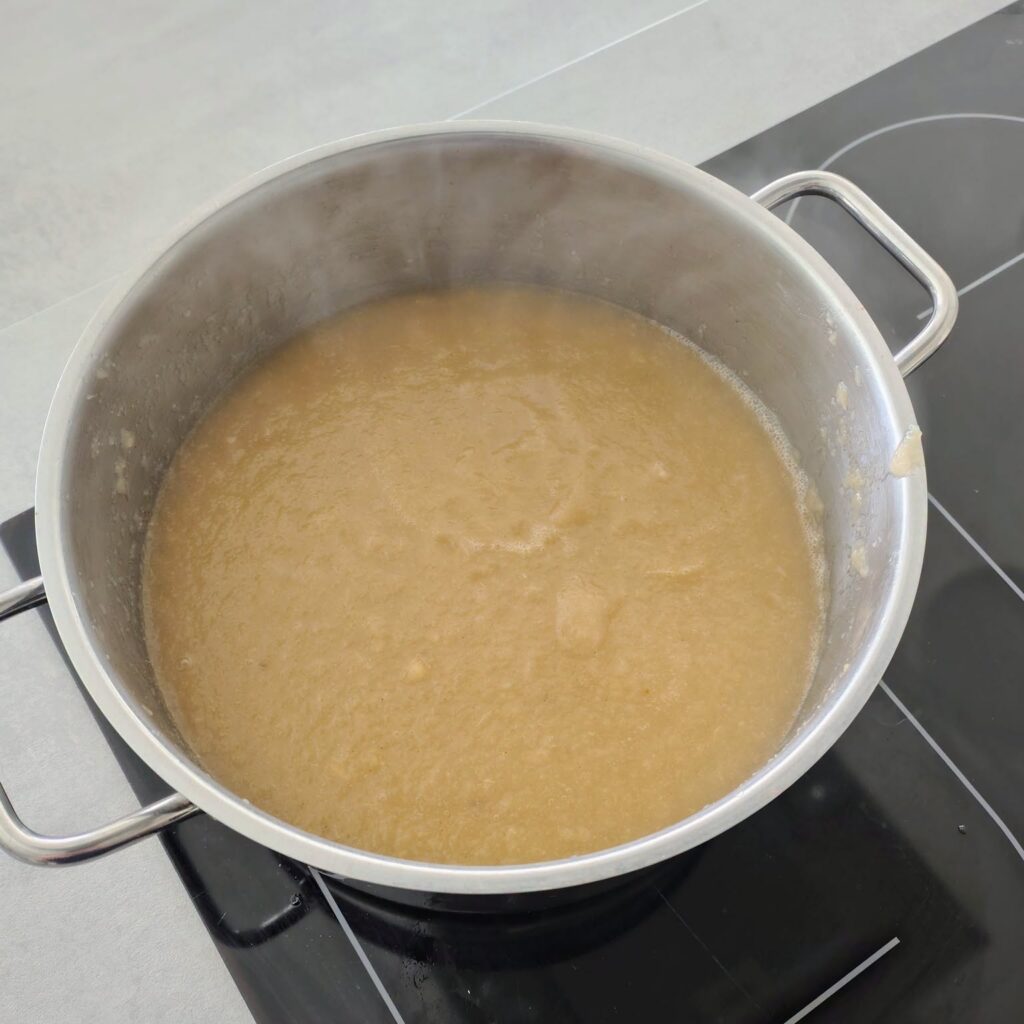 Fertig gekochtes Apfel-Birnen-Kompott in einem Topf auf dem Herd