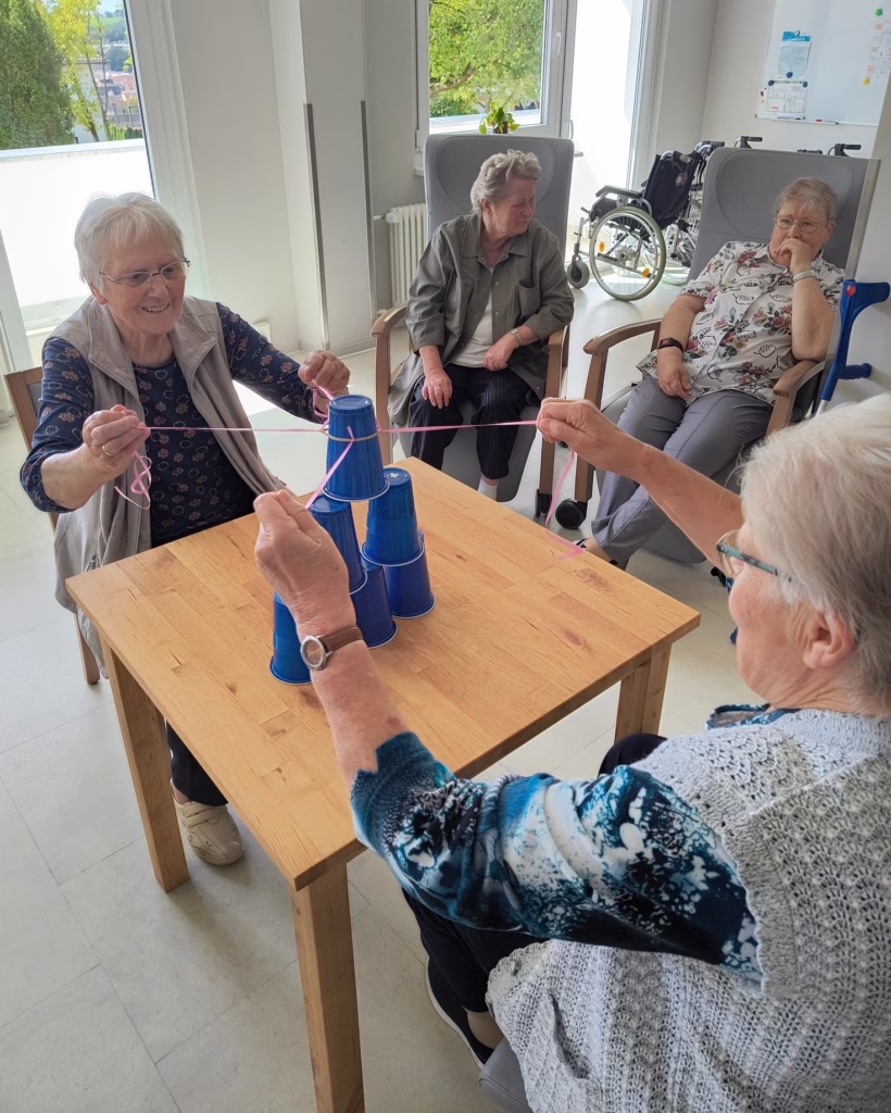 Becher stapeln mit Gummis und Schnüren, Foto 3
