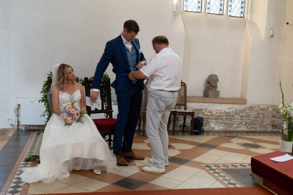 Foto zum Beitrag „Traumhochzeit beim Pflegedienst Brambor“: hochzeit benjamin und franziska symbol gottes sicherheit