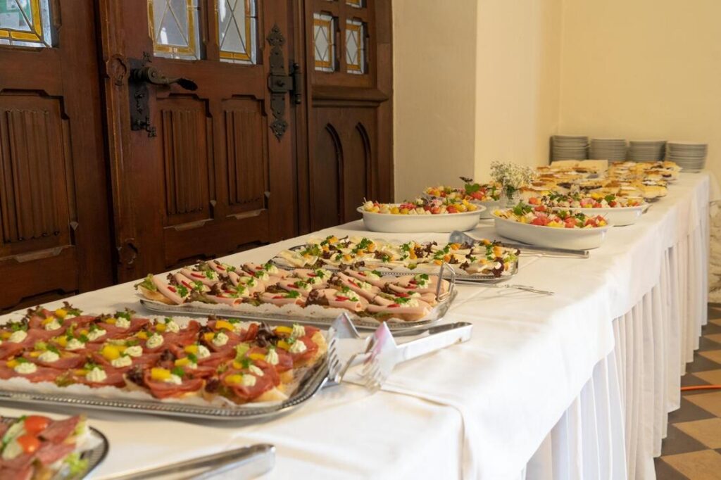 Foto zum Beitrag „Traumhochzeit beim Pflegedienst Brambor“: hochzeit benjamin und franziska buffet