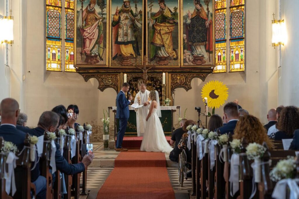 Foto zum Beitrag „Traumhochzeit beim Pflegedienst Brambor“: hochzeit benjamin und franziska eheversprechen