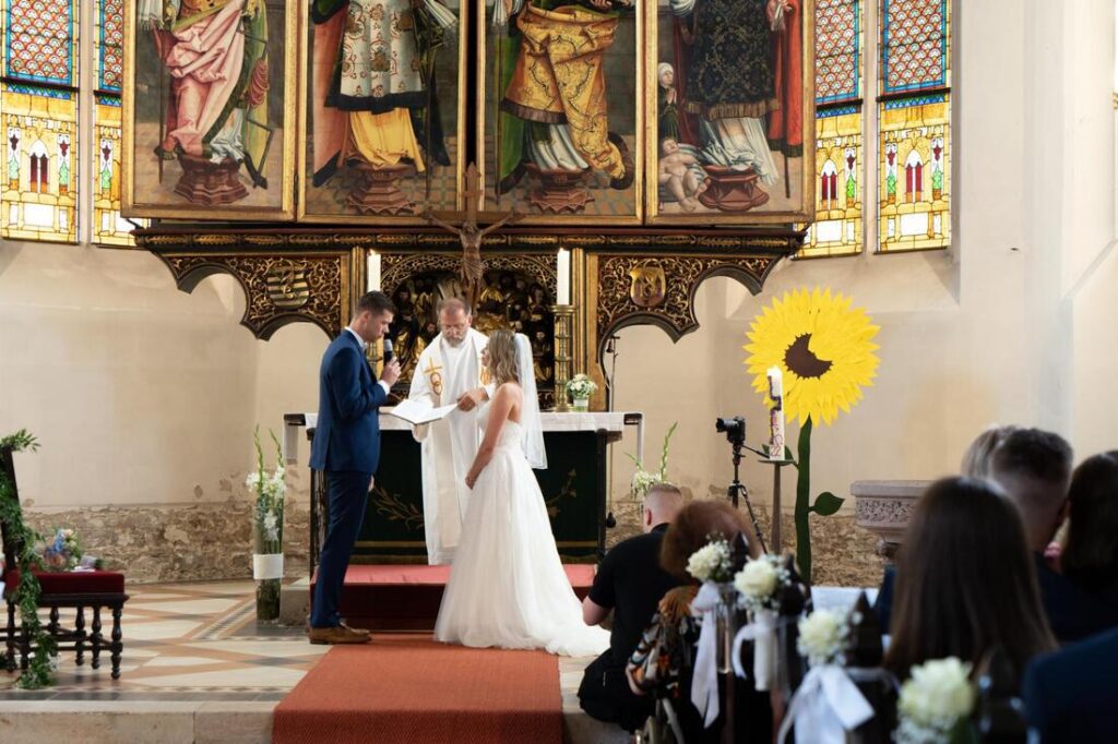 Foto zum Beitrag „Traumhochzeit beim Pflegedienst Brambor“: hochzeit benjamin und franziska emotionales eheversprechen
