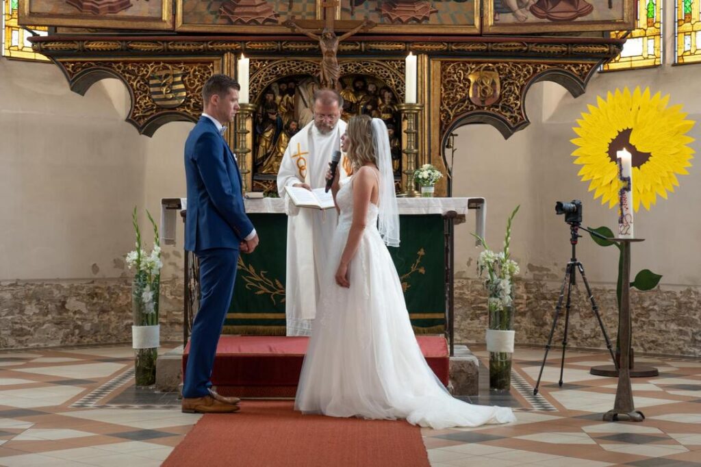 Foto zum Beitrag „Traumhochzeit beim Pflegedienst Brambor“: hochzeit benjamin und franziska brautpaar