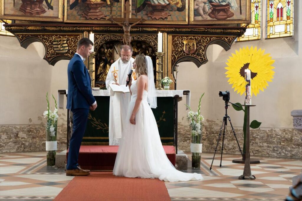 Foto zum Beitrag „Traumhochzeit beim Pflegedienst Brambor“: hochzeit benjamin und franziska zeremonie