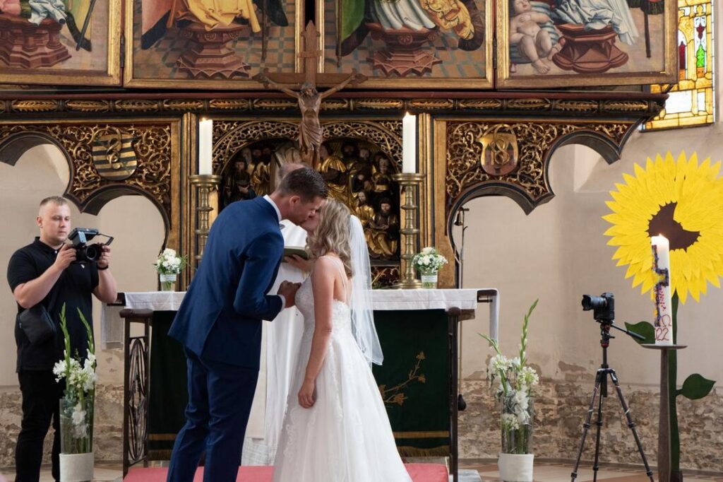 Foto zum Beitrag „Traumhochzeit beim Pflegedienst Brambor“: hochzeit benjamin und franziska kuss